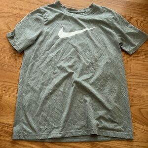 Boys Nike dri fit short sleeve t shirt gray size XL